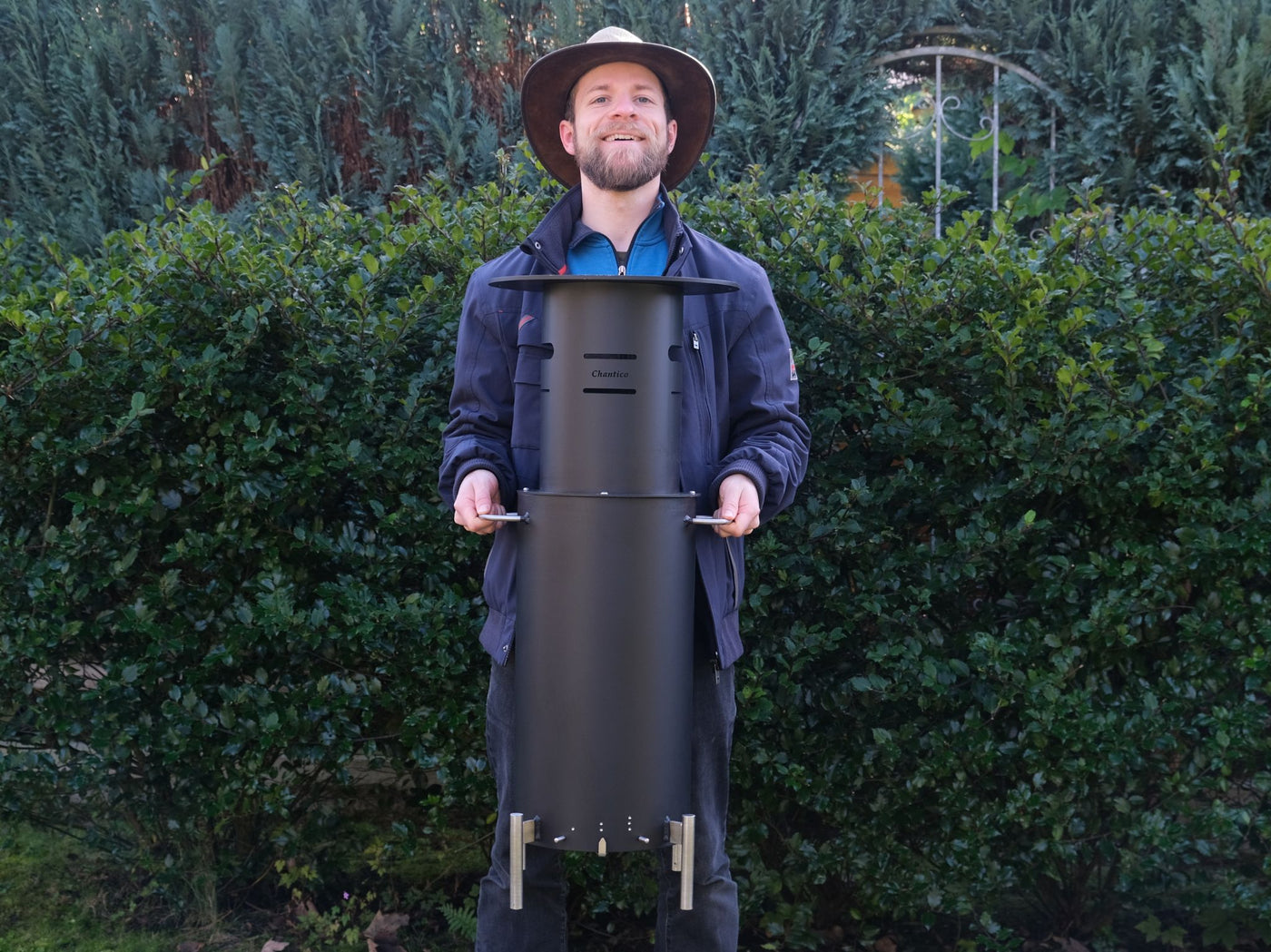 Pyrolysekocher zum Kochen und Herstellung von Pflanzenkohle im Garten