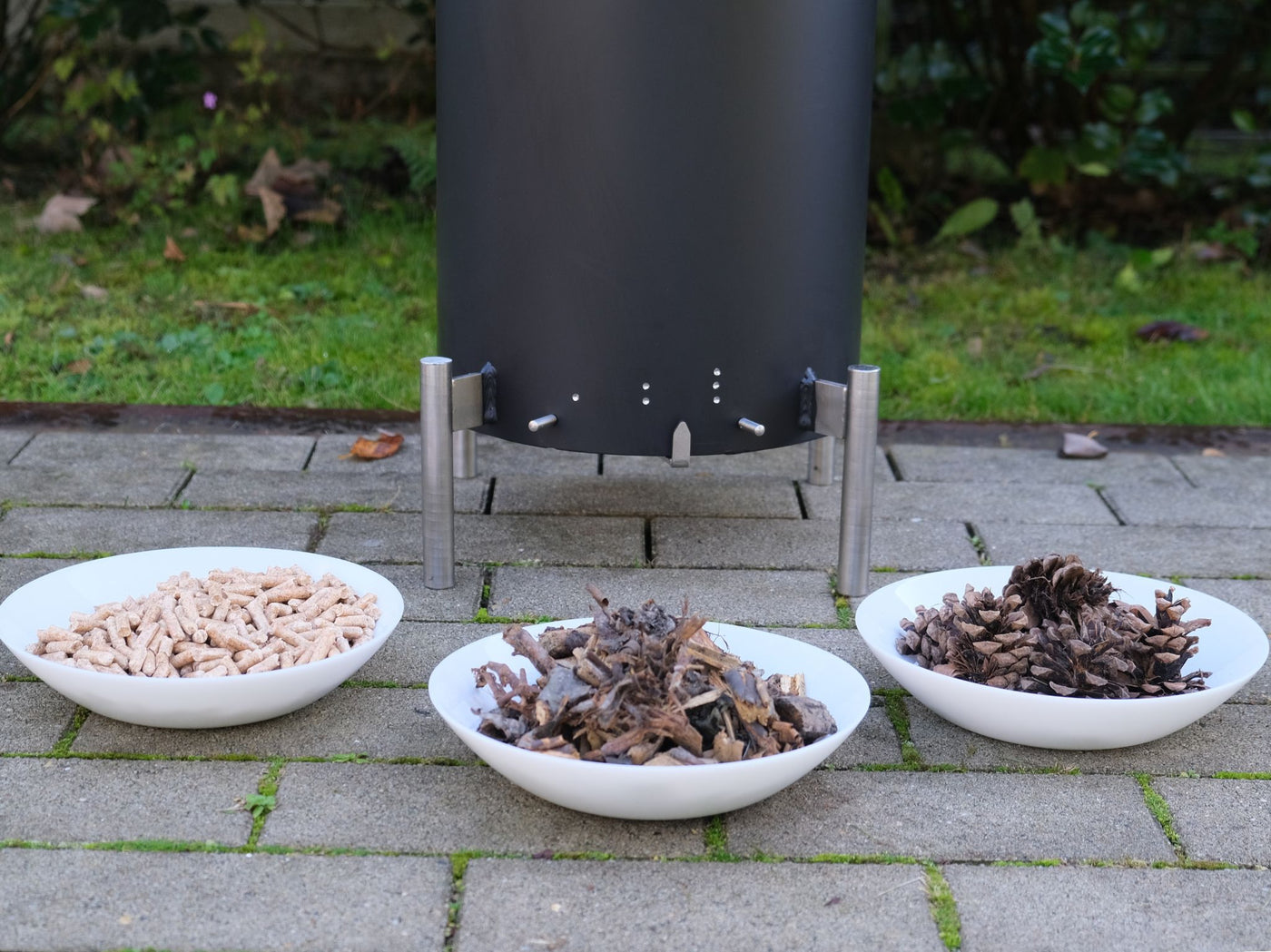 Pyrolysekocher zum Kochen und Herstellung von Pflanzenkohle im Garten