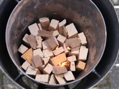 Pyrolysekocher zum Kochen und Herstellung von Pflanzenkohle im Garten