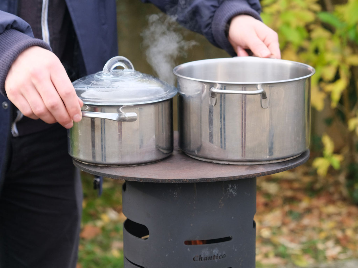 Pyrolysekocher zum Kochen und Herstellung von Pflanzenkohle im Garten