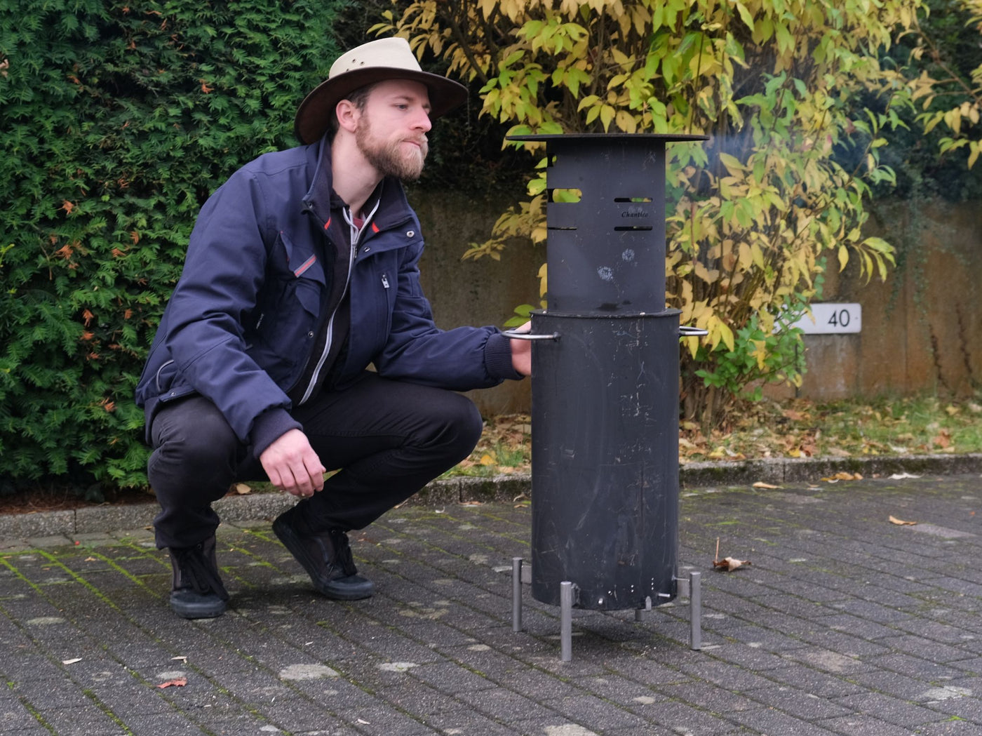 Pyrolysekocher zum Kochen und Herstellung von Pflanzenkohle im Garten